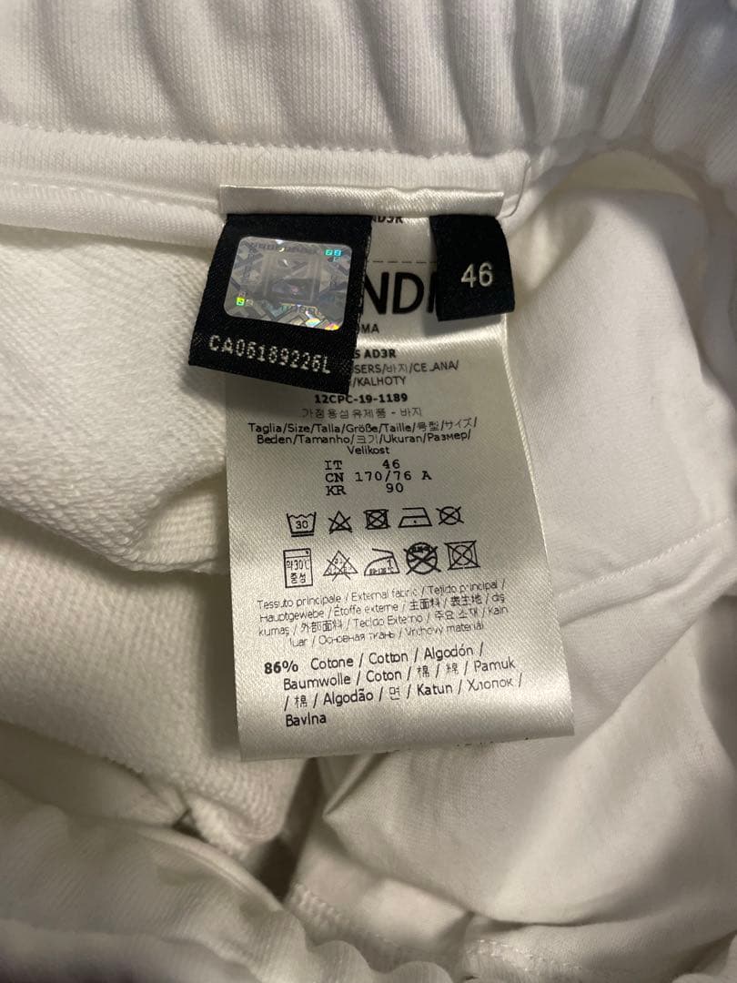 FENDI ロゴ　メンズ白パンツ