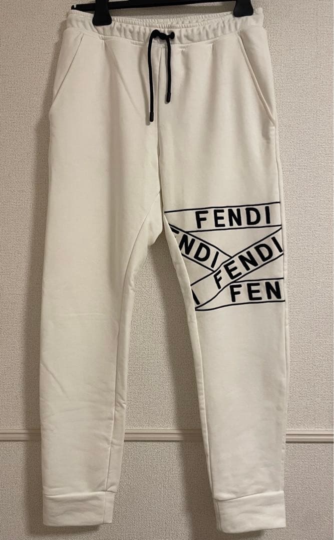 FENDI ロゴ　メンズ白パンツ