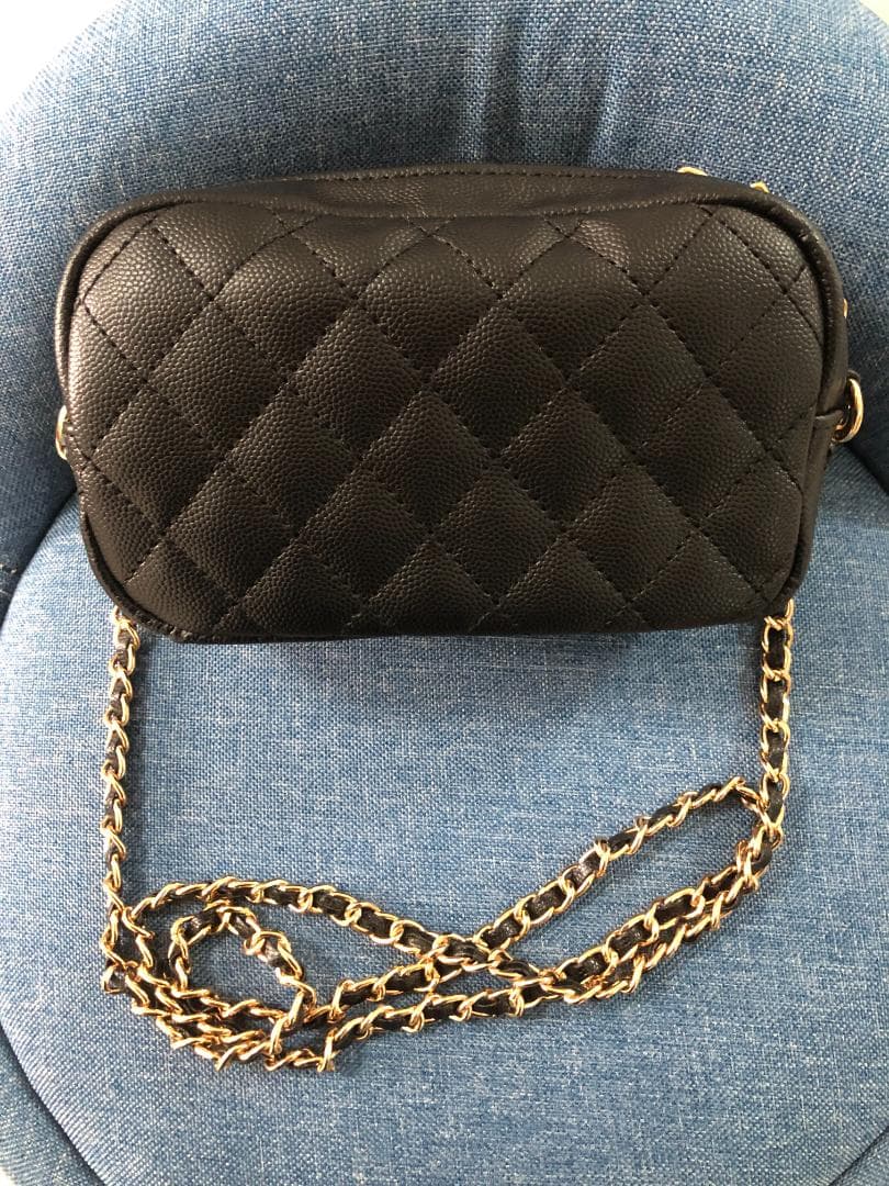 黒色 ショルダーバッグ チャーム