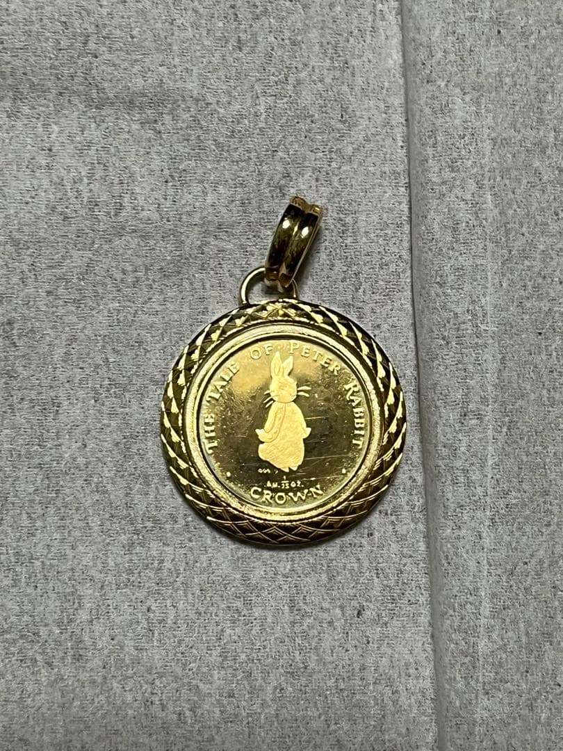 エリザベス女王とピーターラビットのネックレス