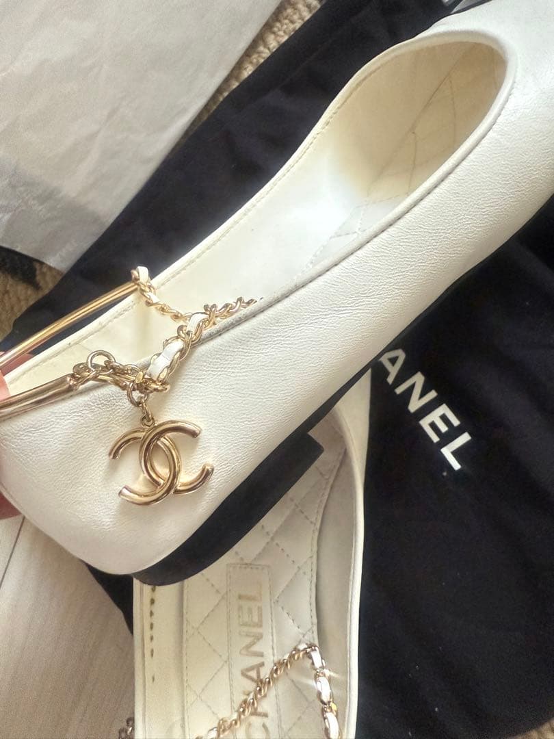 シャネル ホワイト/ブラック チェーン フラットシューズ　37