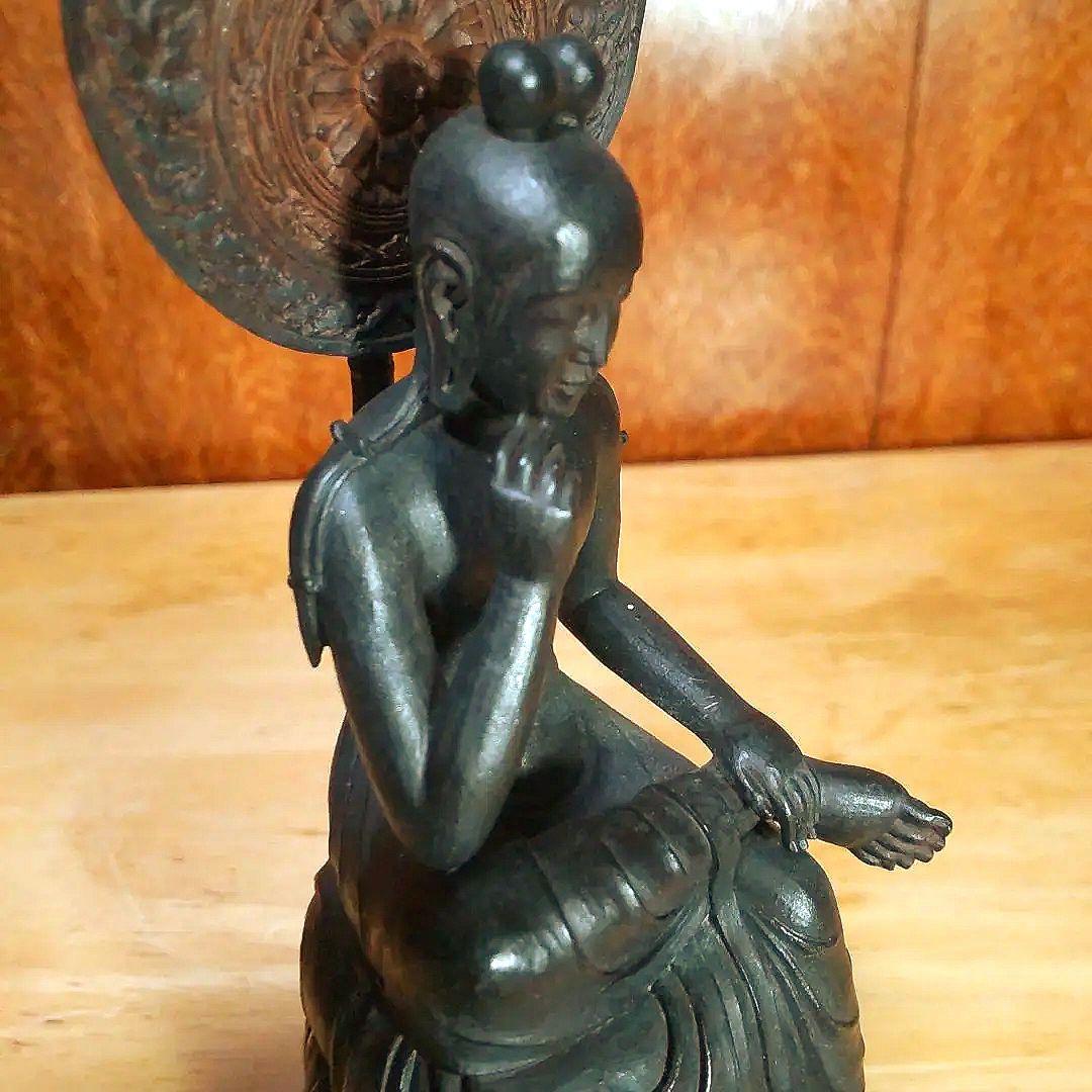 TanaCocoroイムス掌 菩薩半跏像 「世界の三大微笑と称えられる像」