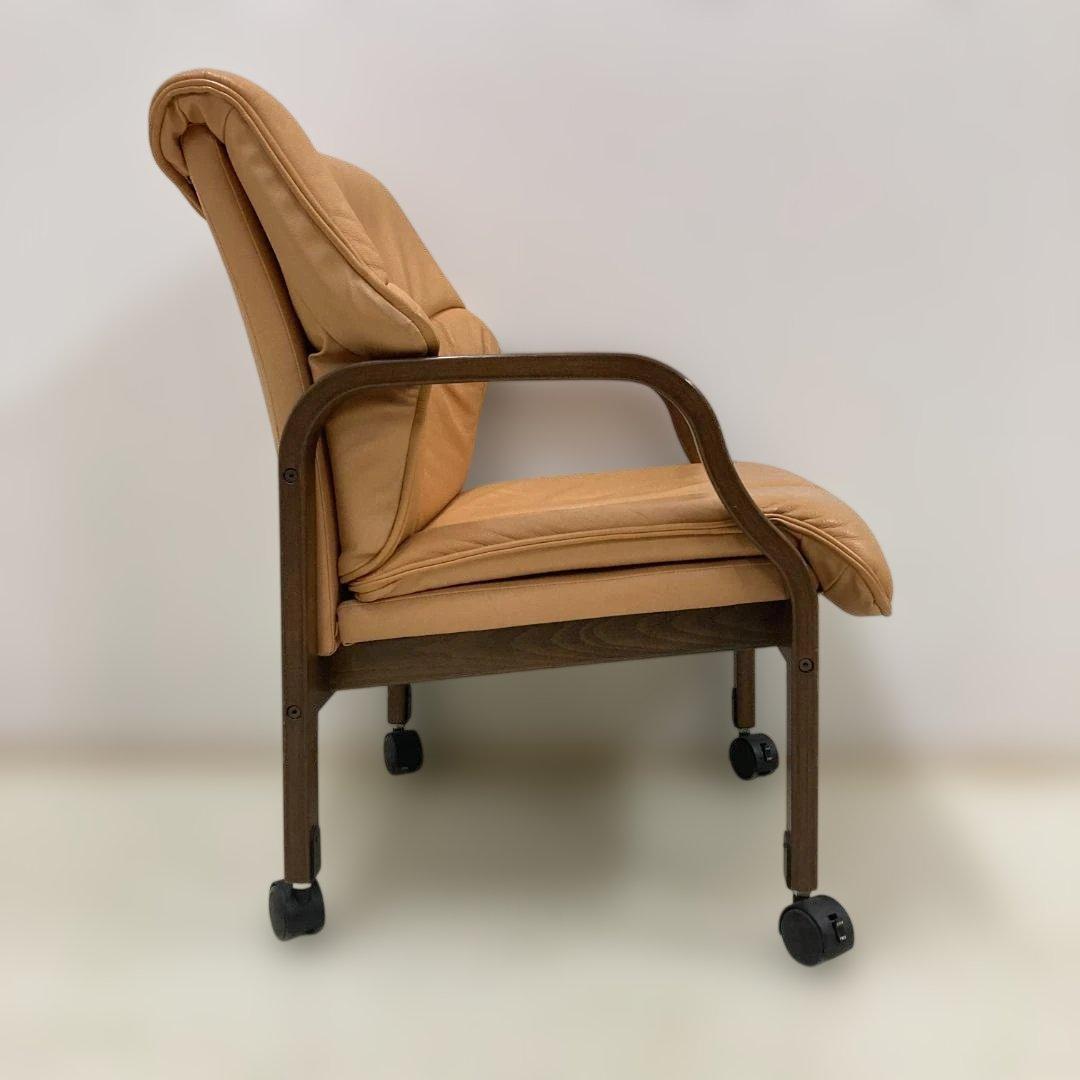 フジファニチャー　キャスター付　革製ダイニングチェア　アームチェア　椅子　チェア
