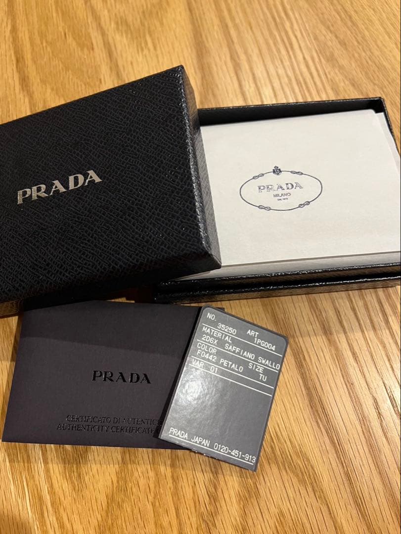 PRADA 3角ロゴキーケース