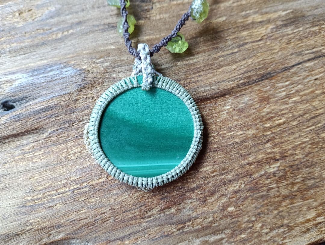 『森の賢者が見守る泉』　天然メノウ石のマクラメネックレス