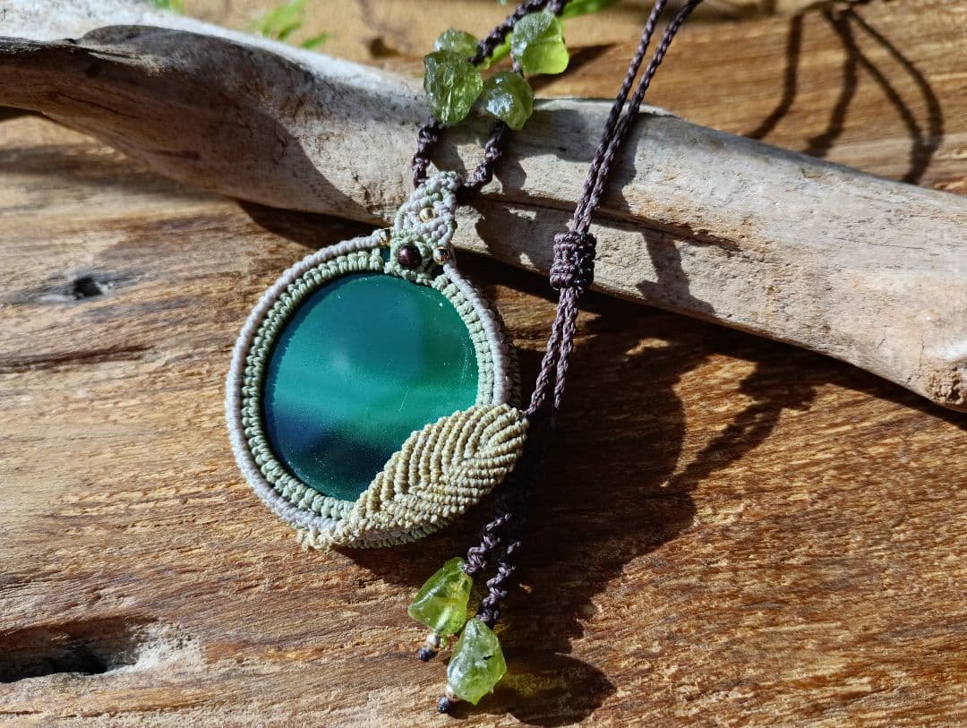 『森の賢者が見守る泉』　天然メノウ石のマクラメネックレス