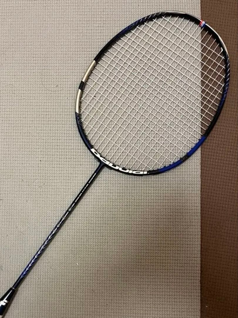 最新 ガット 張りたて！ バボラ バドミントン ラケット サテライト マスター
