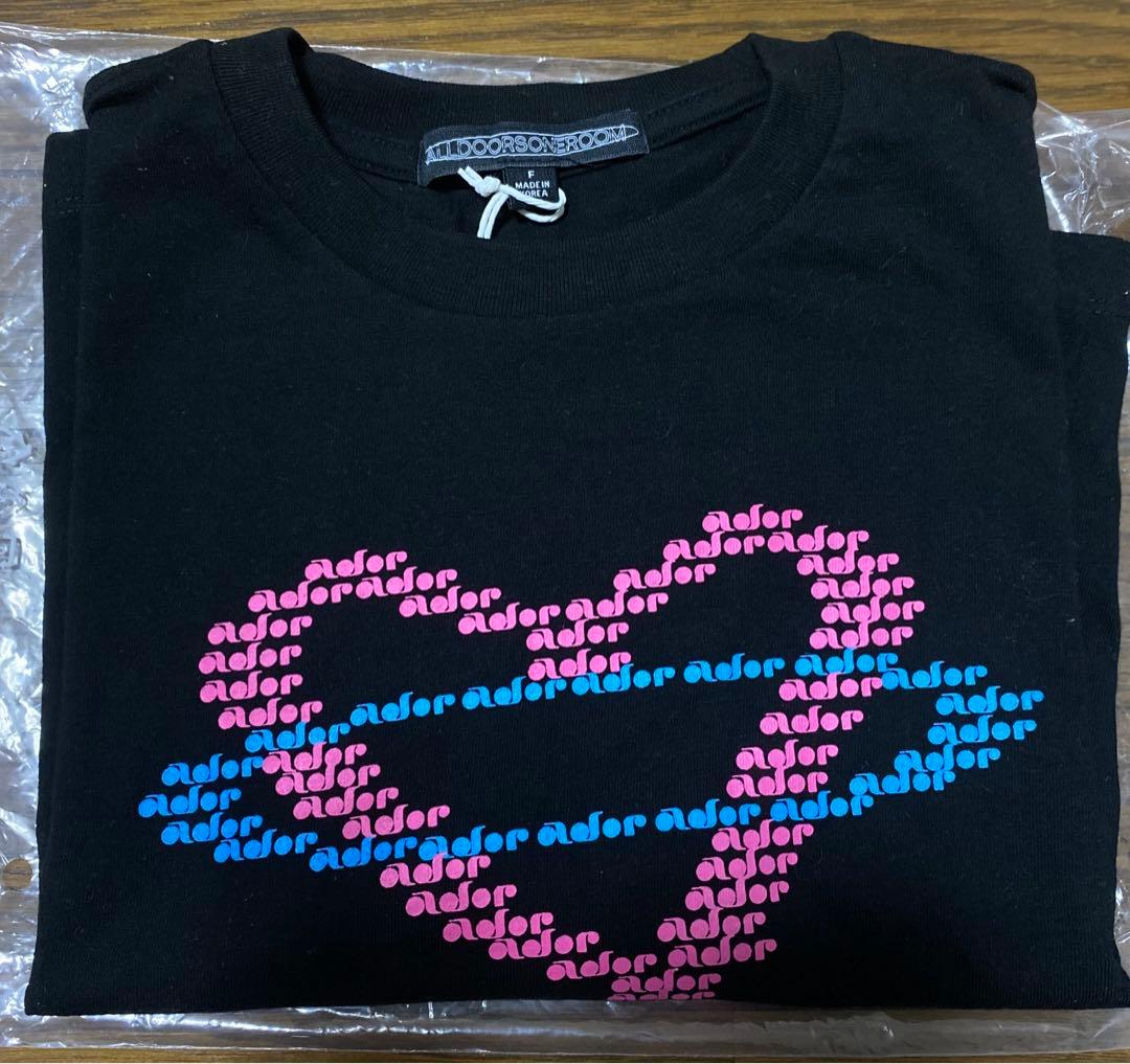 new jeans ador tシャツ