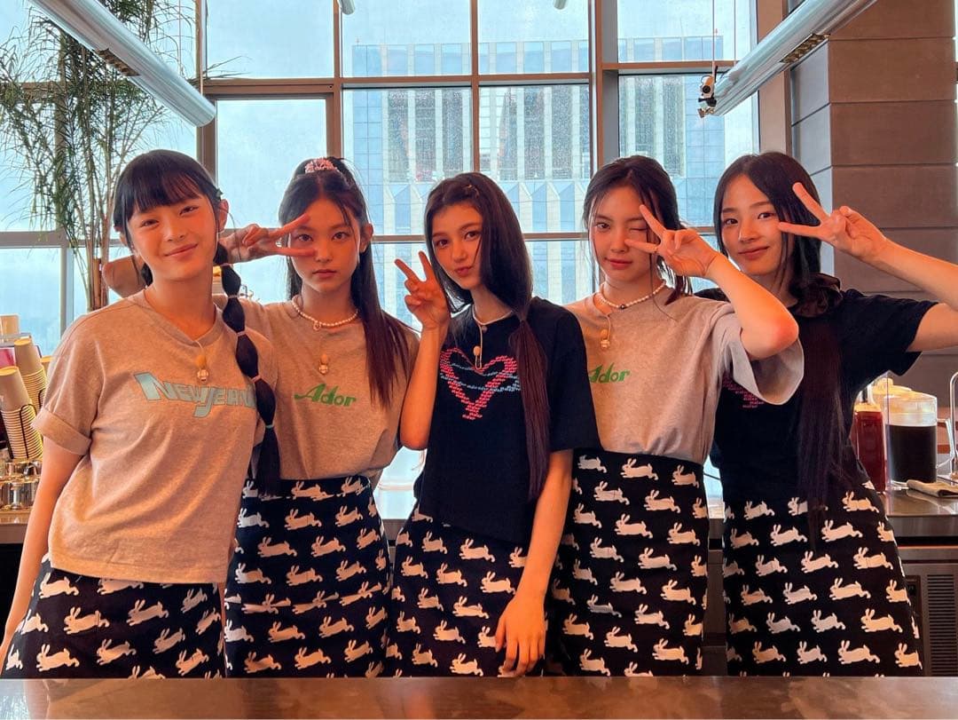 new jeans ador tシャツ