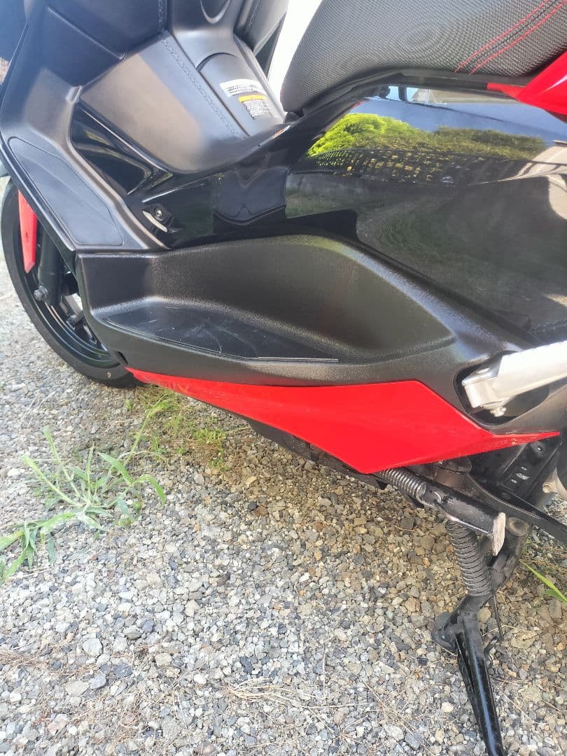 ヤマハXMAX250　赤いカウルとアシストグリップのみ
