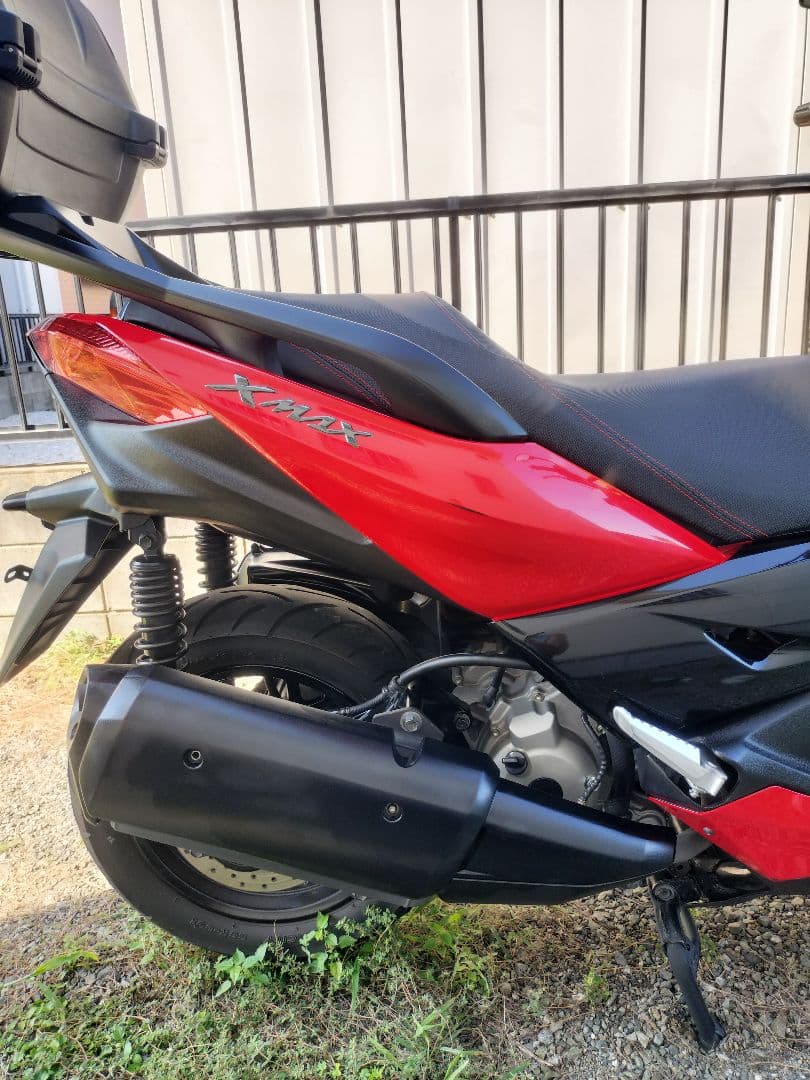ヤマハXMAX250　赤いカウルとアシストグリップのみ