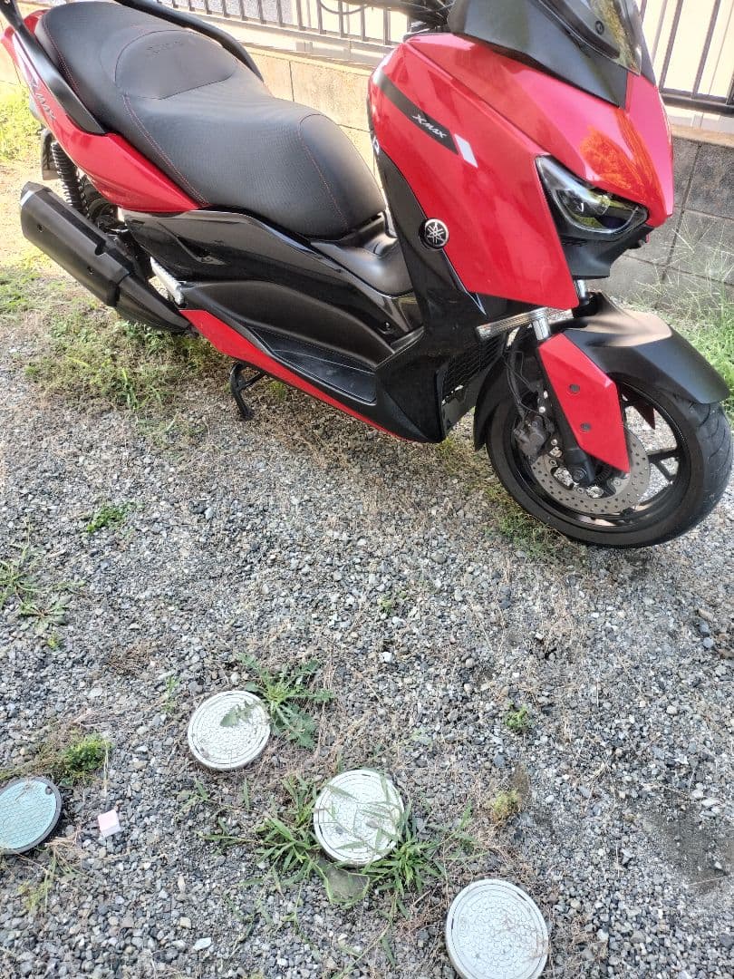 ヤマハXMAX250　赤いカウルとアシストグリップのみ