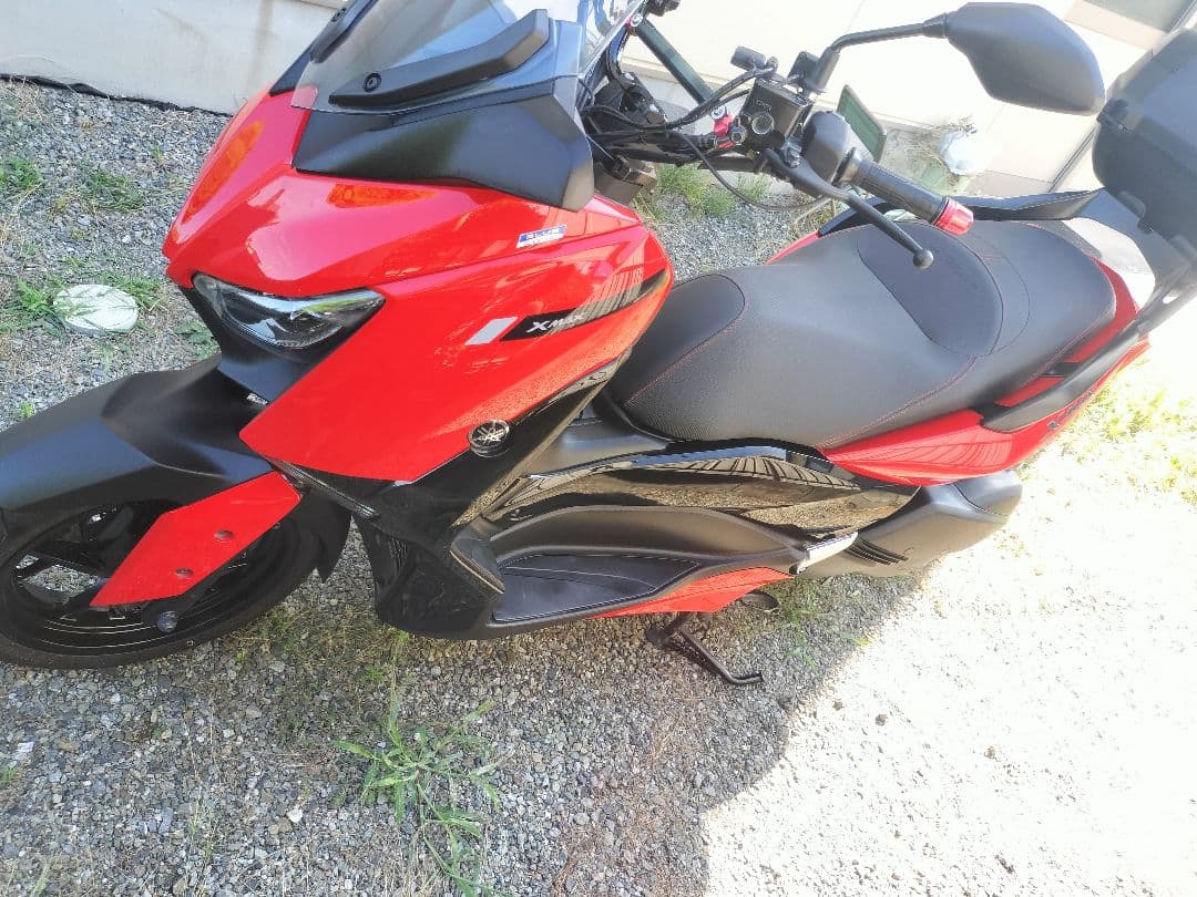 ヤマハXMAX250　赤いカウルとアシストグリップのみ