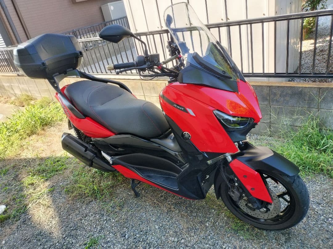 ヤマハXMAX250　赤いカウルとアシストグリップのみ