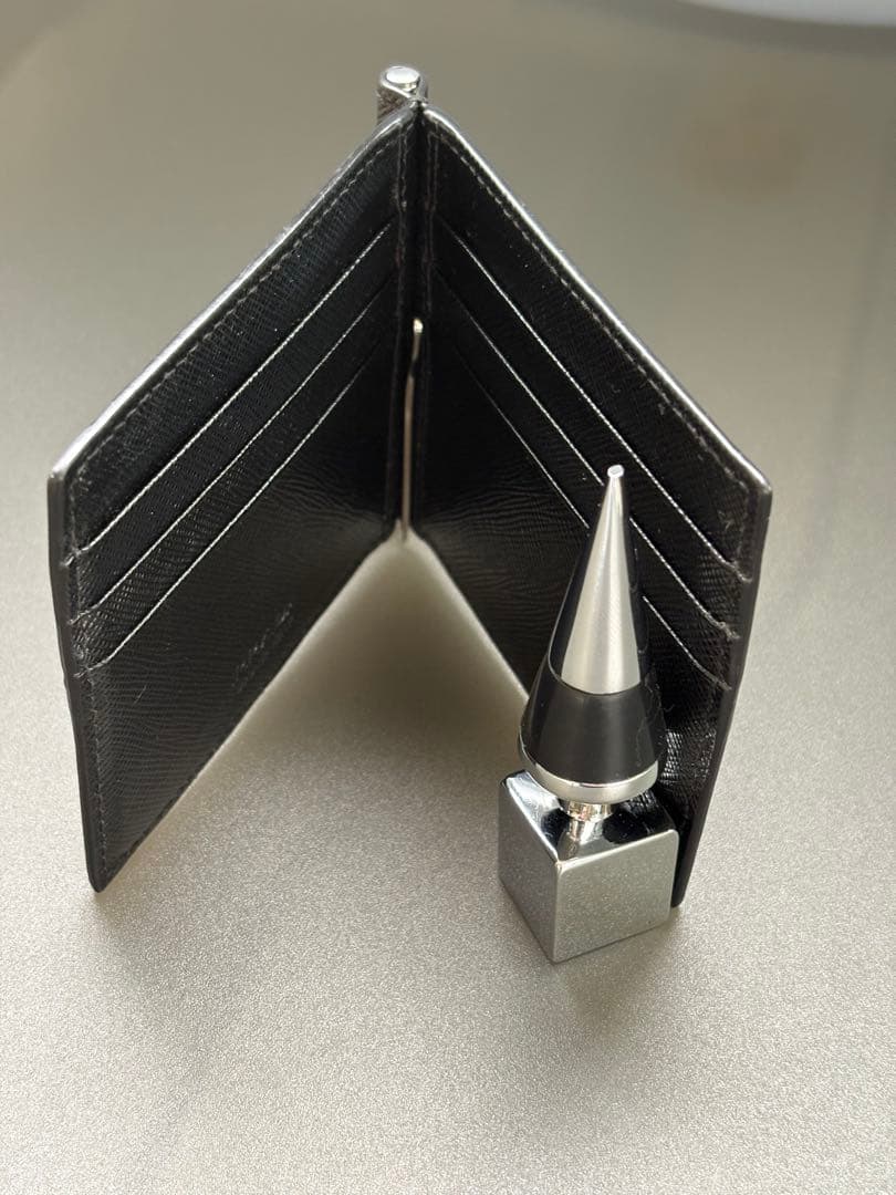 PRADA マネークリップ付サフィアーノトライアングル財布<No.488>