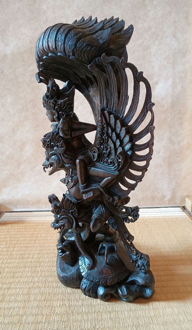 ガルーダに乗ったヴィシュヌ神の木彫り　高さ40cm