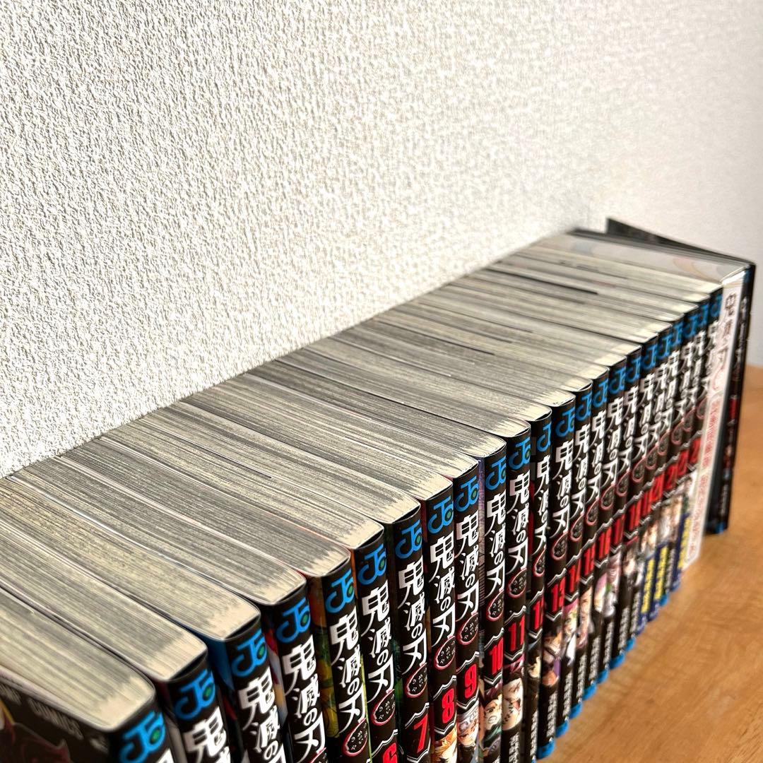 鬼滅の刃 全23巻セット + 特別冊子2冊＋缶バッジ