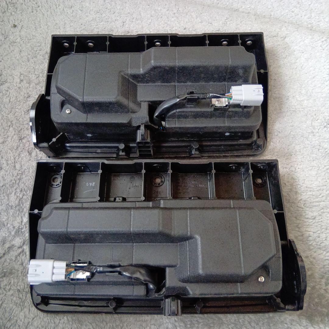 日野プロフィア純正LEDテールランプ