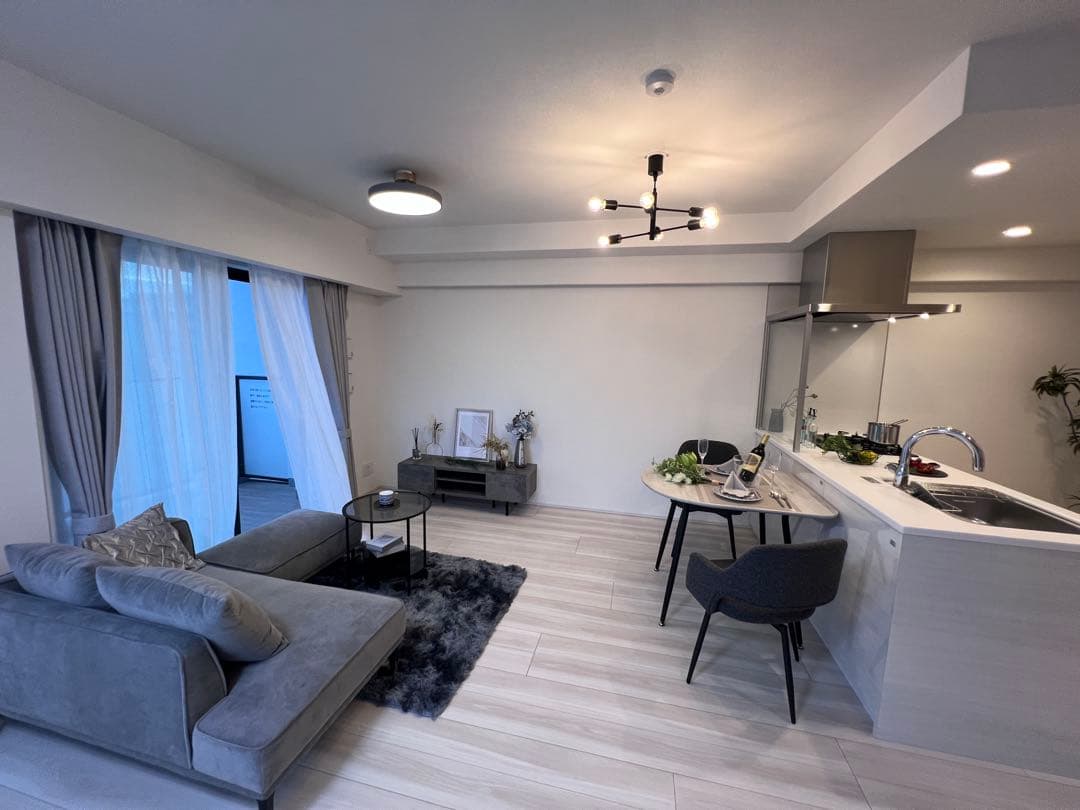 【モデルルーム使用美品】ガラス天板のサイドテーブル