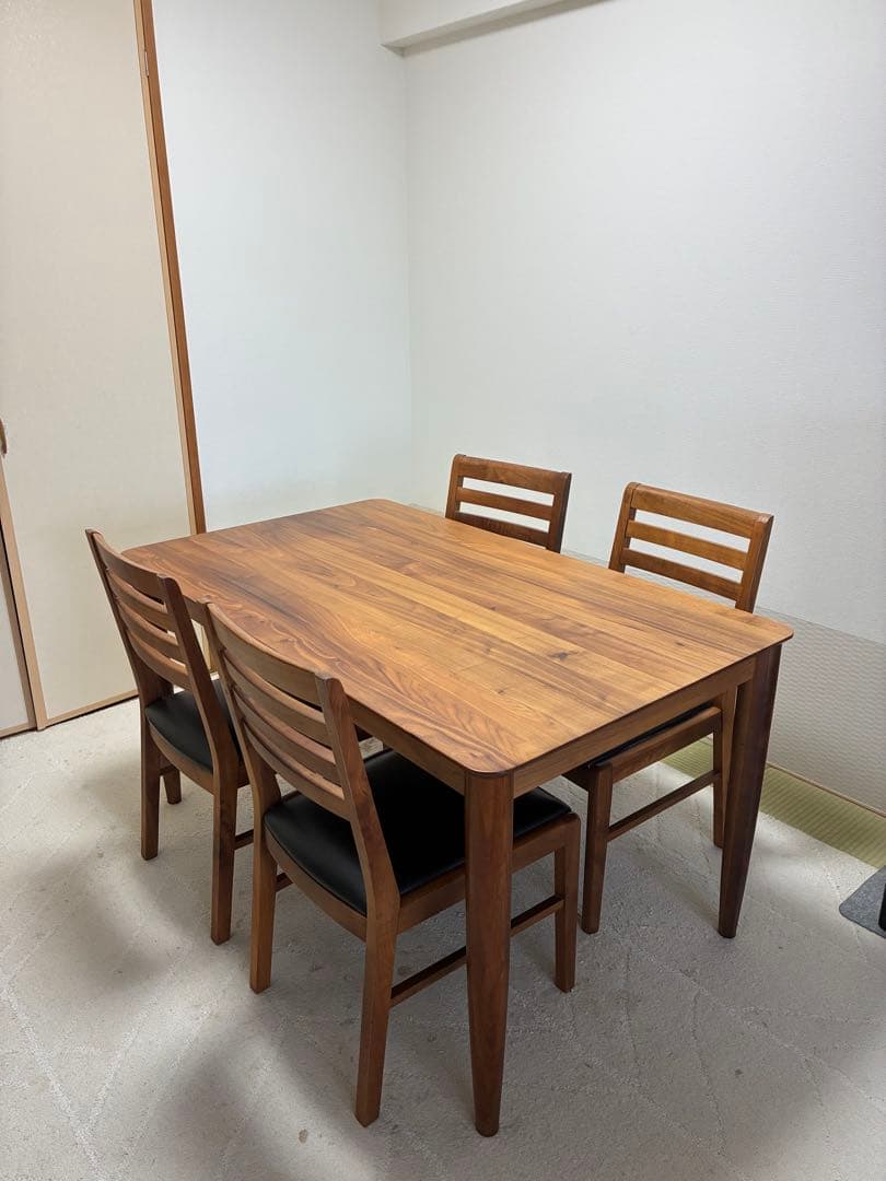 木製テーブルと4脚の椅子セット　ダイニングテーブル