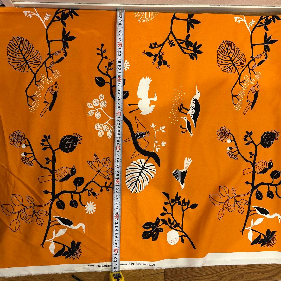 オレンジ色の鳥と植物デザイン布