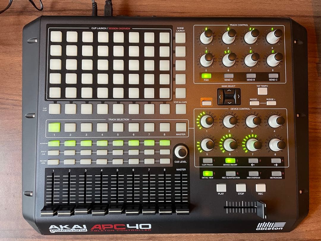 【美品】AKAI MIDIコントローラ APC40