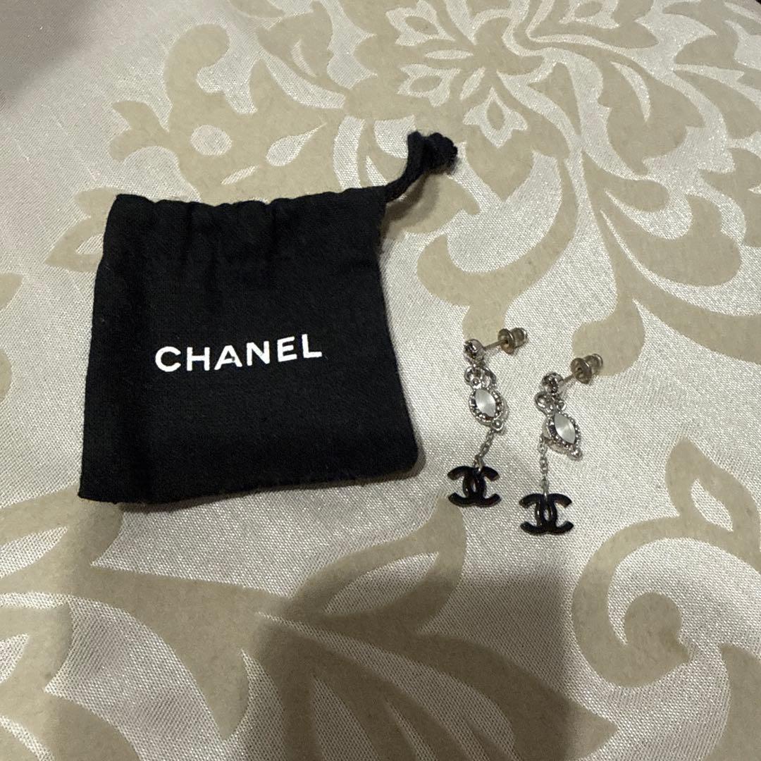 CHANEL ブラックエナメルピアス