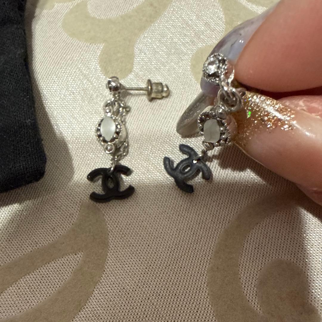 CHANEL ブラックエナメルピアス