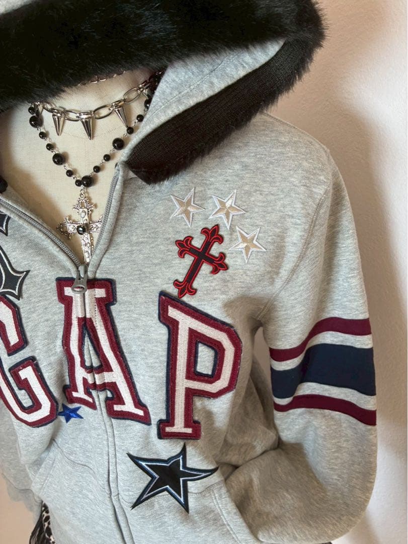 レア★ファーGAP十字架ワッペン星y2kパーカー　平成ギャルNANAストリート