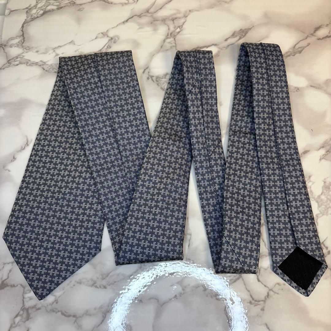 HERMES ネクタイ　ネイビー　ファソネ　H 柄　総柄　紺色　刺繍