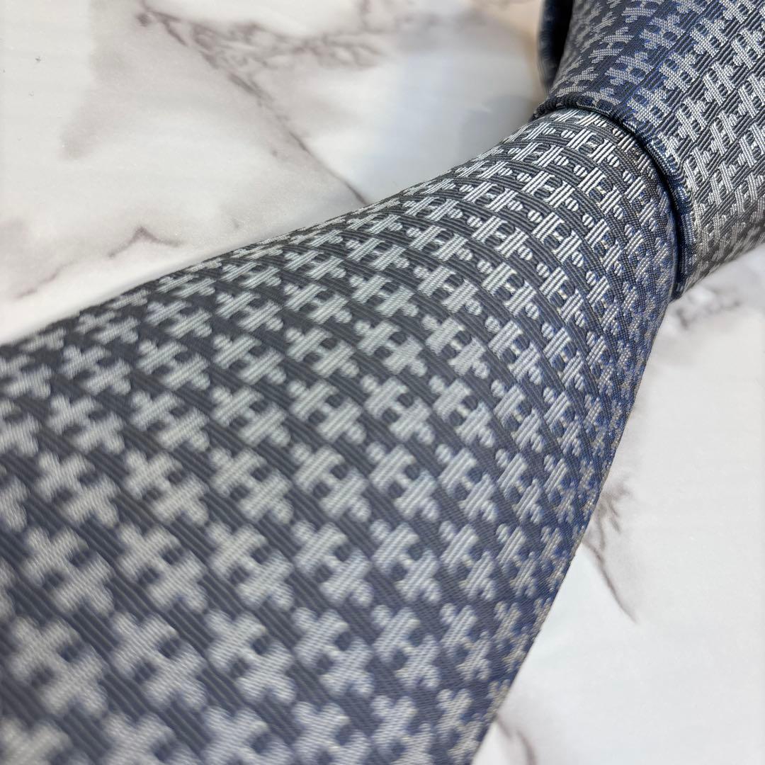 HERMES ネクタイ　ネイビー　ファソネ　H 柄　総柄　紺色　刺繍