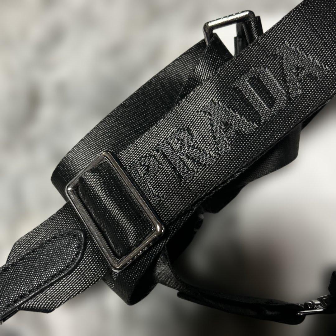 PRADA ノベルティ　ブラック ショルダーバッグ 取り外しポーチ付き