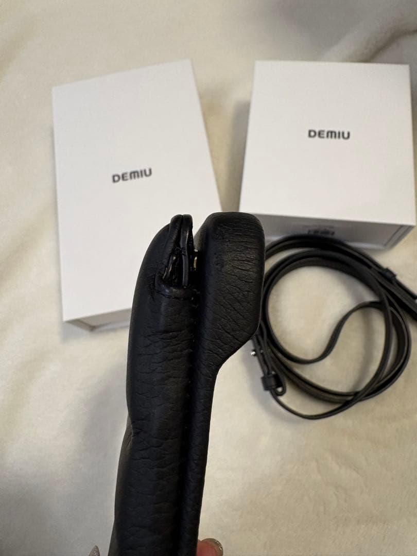iPhone16用DEMIU ブラック 手帳型ケース ストラップ付