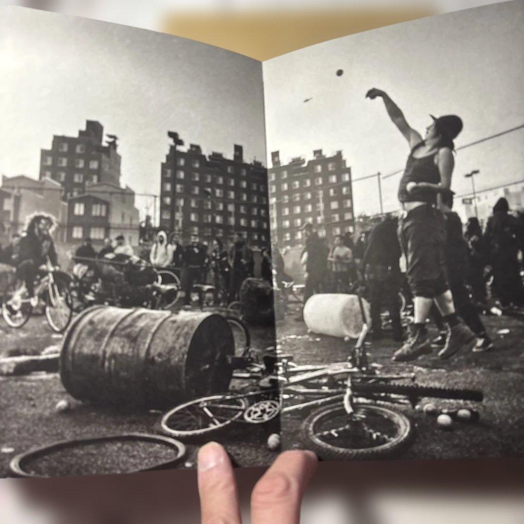 洋書 BIKE KILL JULIE GLASSBERG 19/25