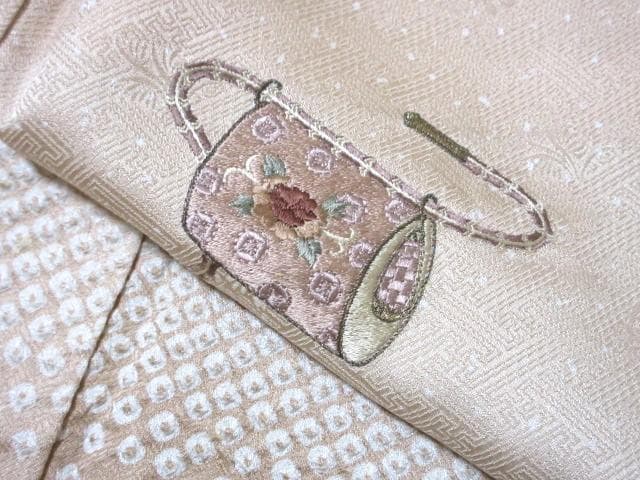 訪問着-美品-刺しゅう・花の宝箱・手絞り柄・ピーチベージュ・７号・正絹　M‐62