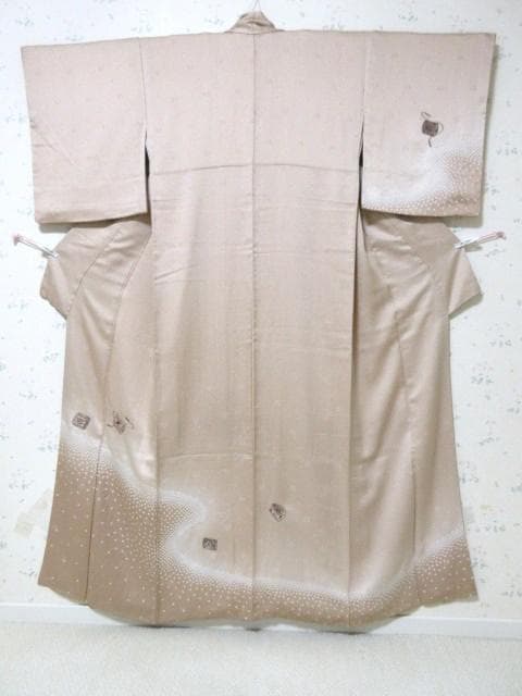 訪問着-美品-刺しゅう・花の宝箱・手絞り柄・ピーチベージュ・７号・正絹　M‐62