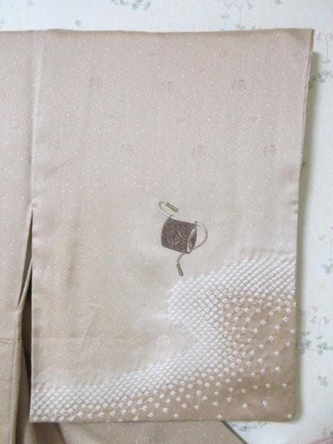 訪問着-美品-刺しゅう・花の宝箱・手絞り柄・ピーチベージュ・７号・正絹　M‐62