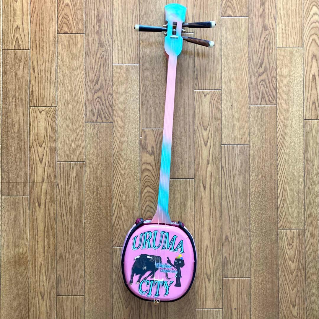 うるま市イメージデザインの三線（戻らないカラクイ付き）棹ピンク