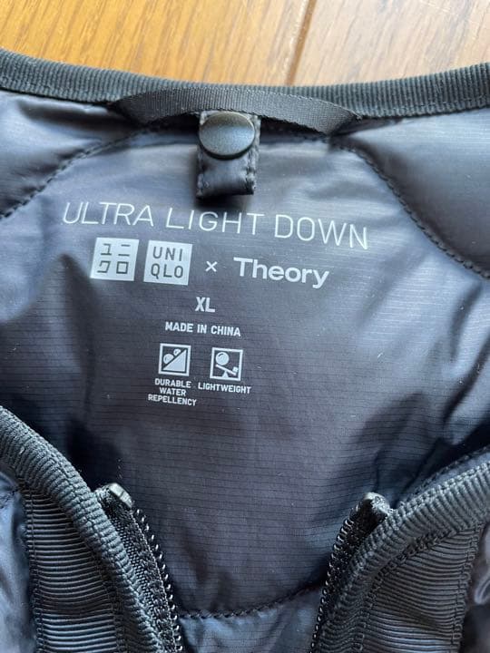 美品　UNIQLO×theoryコラボ　ライトダウンベスト
