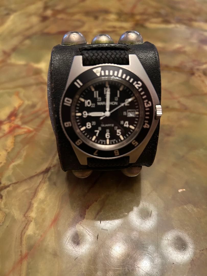 undercover MARATHON スタッズレザーバングル時計