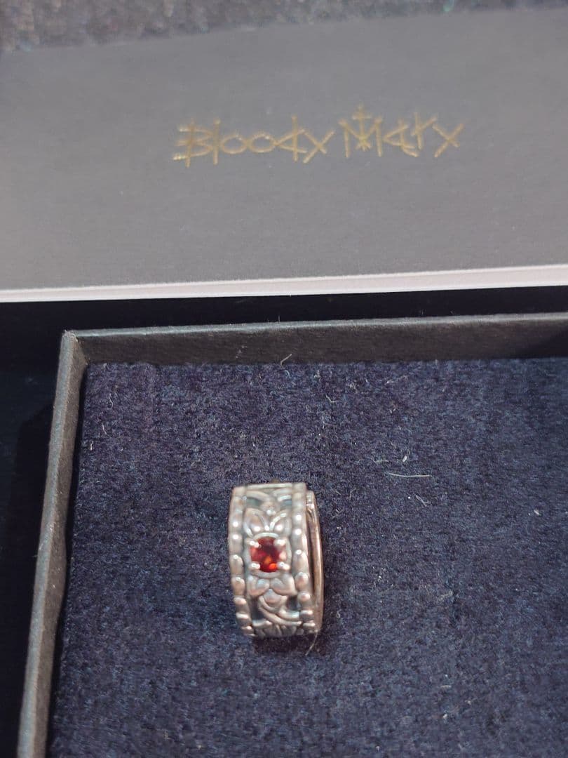 ブラッディマリー　ブッディストランプピアス　ガーネット