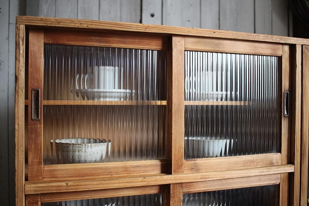 古い木枠のモールガラス戸棚　収納棚　食器棚　キャビネット　古家具