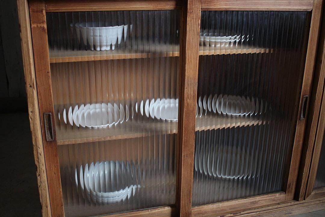 古い木枠のモールガラス戸棚　収納棚　食器棚　キャビネット　古家具