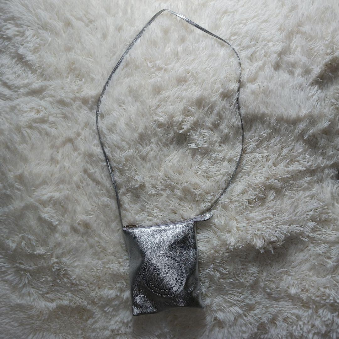 サロンドアルファード　ショルダーバック　シルバー スマイル　ポシェット