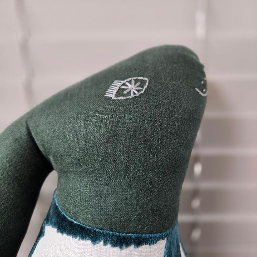 ミナペルホネン usagi cushion・どんなインテリアにも馴染む深緑色♪