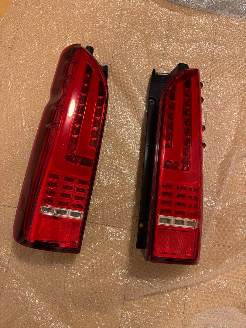ハイエース200系リアテールランプTOMS2個セット