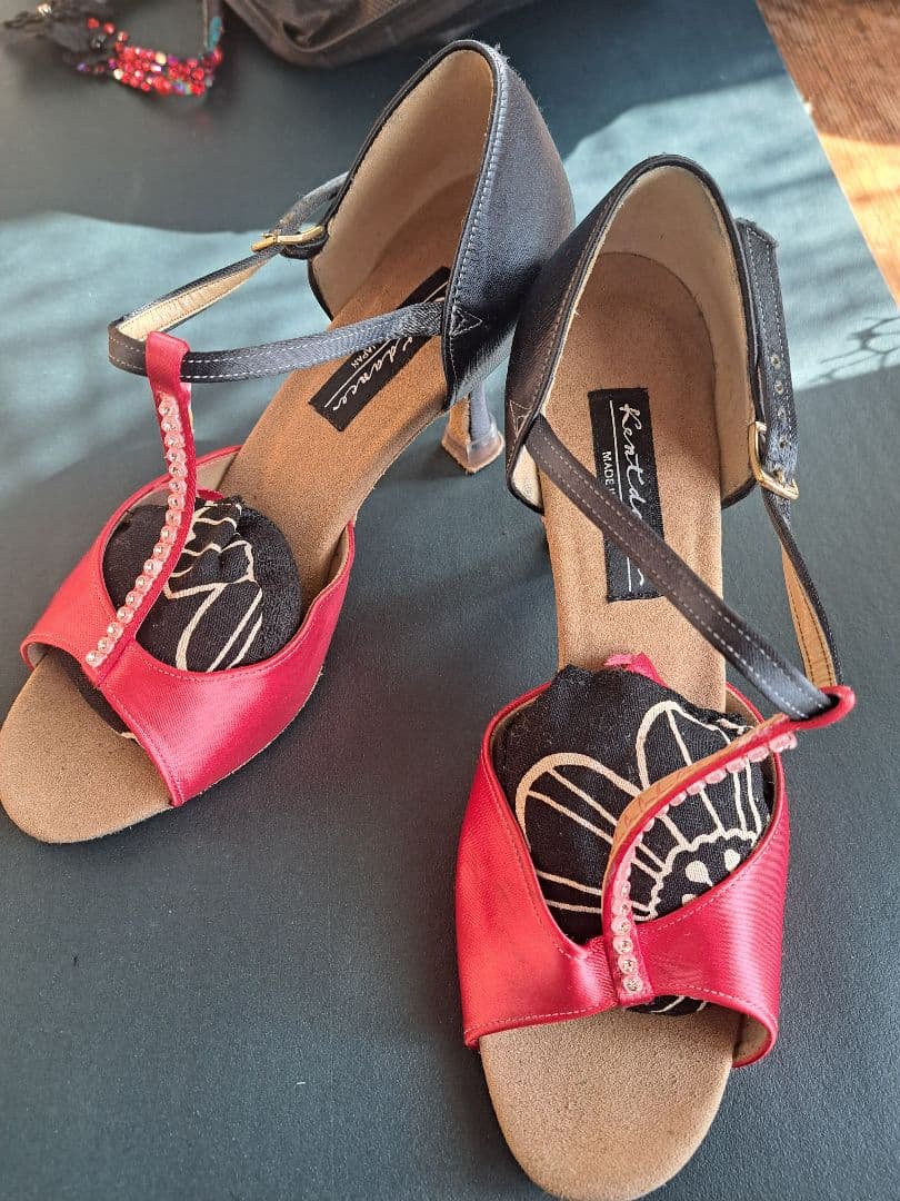 【Kentdance】社交ダンス用赤と黒の女性用シューズ 23½ R