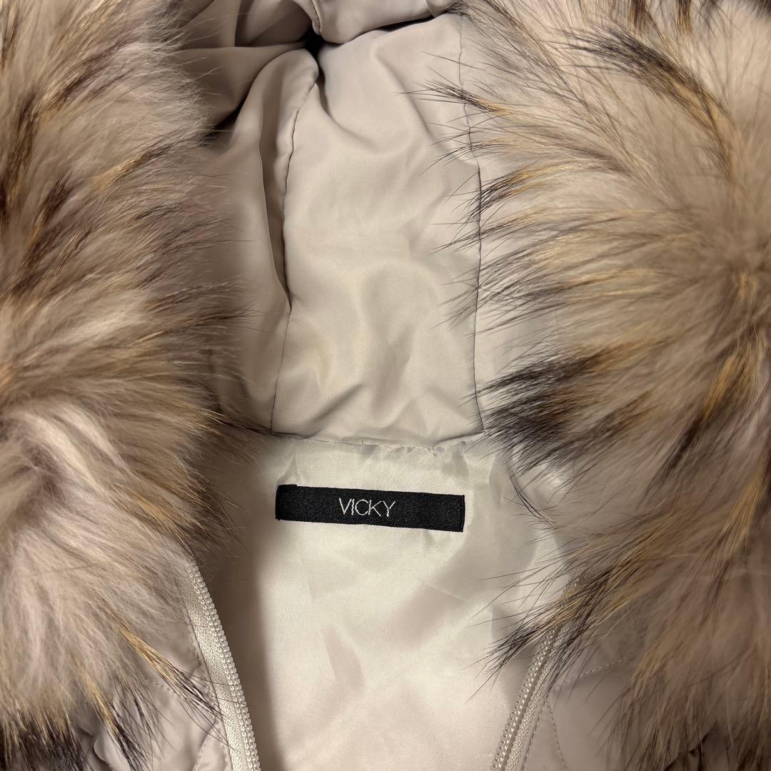 【新品】VICKY ダウンベスト ファー付き ジップアップ グレージュ　タグ付き