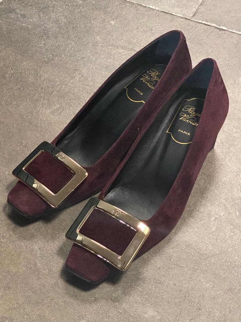 Roger Vivier バーガンディ スエード パンプス