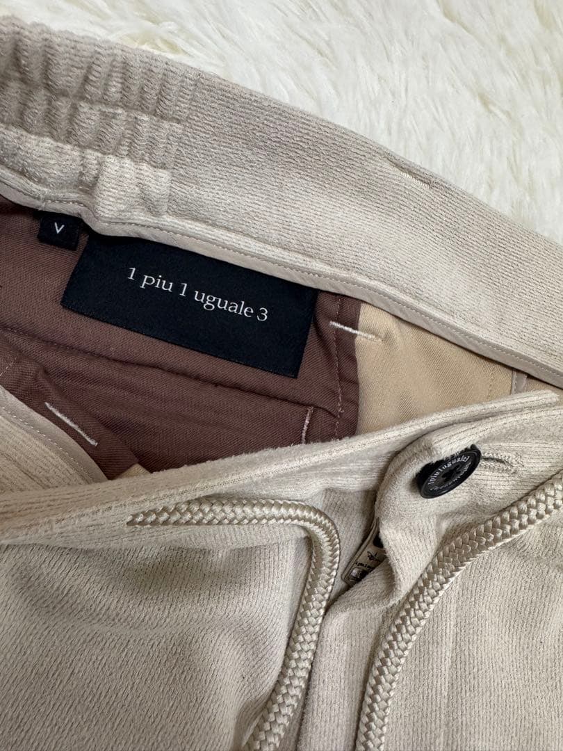 1PIU1UGUALE3 ベージュセットアップ　スーツ